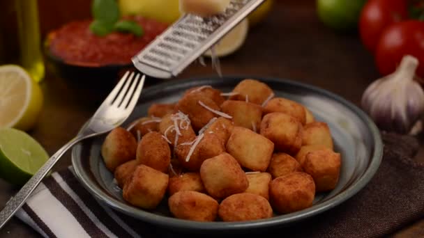 Fried gnocchi with chicken and parmesan — Stock Video