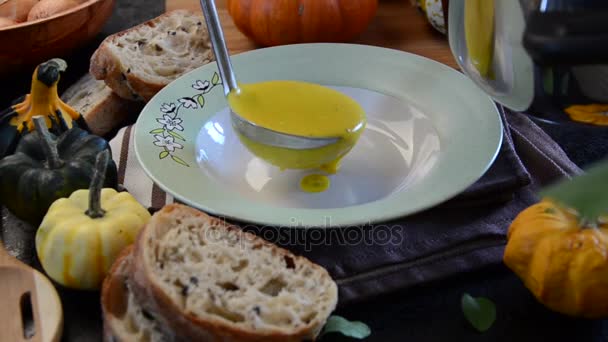 Тыквенный суп вкусные акции кадры, видео приготовления дома — стоковое видео