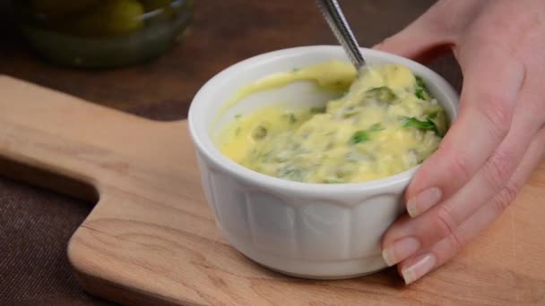 Grabaciones caseras de salsa de mayonesa tártara — Vídeos de Stock