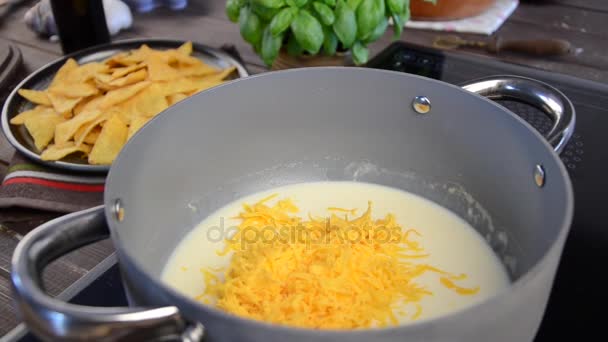 Nachos τυρί σάλτσα delish πλάνα βίντεο — Αρχείο Βίντεο