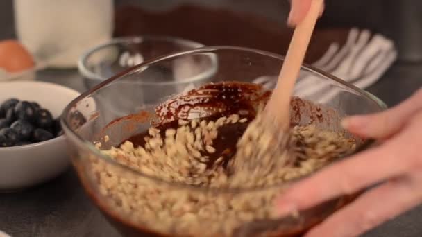 Roulade al cioccolato dolce brodo filmato video cottura — Video Stock