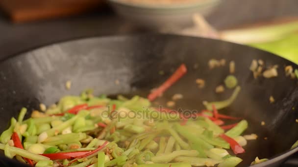 Fideos chinos con pollo — Vídeo de stock