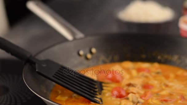 Delizioso pollo al curry con filmati vegetali — Video Stock