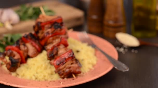 Chicken skewers with couscous — Stock Video