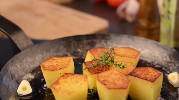 Fondant patata delicia comida haciendo material de archivo — Vídeo de stock