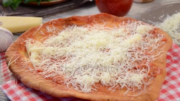 Stekt langos bröd med ost och vitlök — Stockvideo