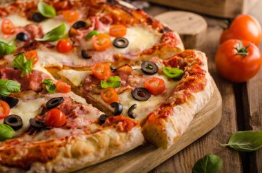 Rustik pizza domates, peynir, salam