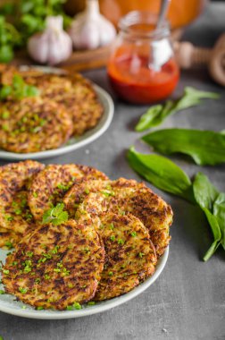 Sarımsak ile kızarmış patates gözlemesi