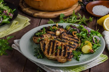Izgara domuz pirzola marul salatası ile