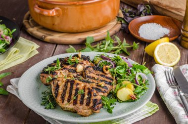 Izgara domuz pirzola marul salatası ile