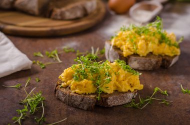 Sahanda yumurta, kepekli ekmek