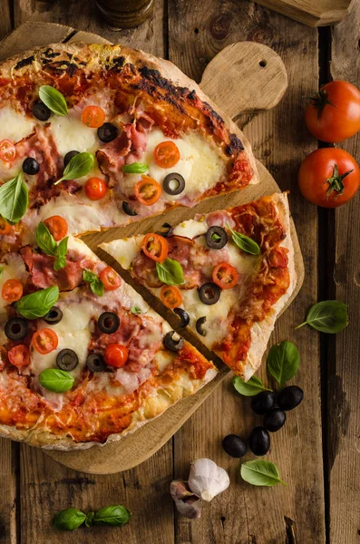 Rustikální pizza s rajčaty, sýr, salám — Stock fotografie