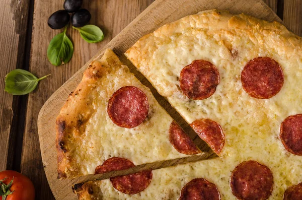 Rustieke pizza met tomaat, kaas, salami — Stockfoto