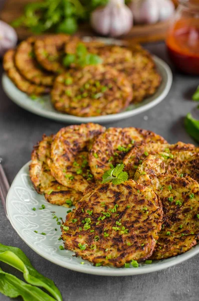 Potato pancakes, fried chicken with potatoes — Stock Photo, Image