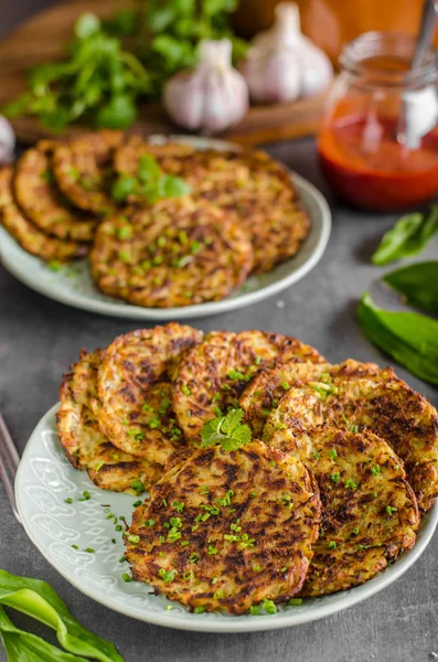 Potato pancakes, fried chicken with potatoes — Stock Photo, Image