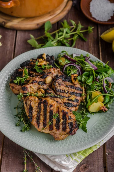 Chuletas de cerdo a la parrilla con ensalada de lechuga —  Fotos de Stock