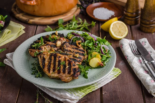 Chuletas de cerdo a la parrilla con ensalada de lechuga —  Fotos de Stock