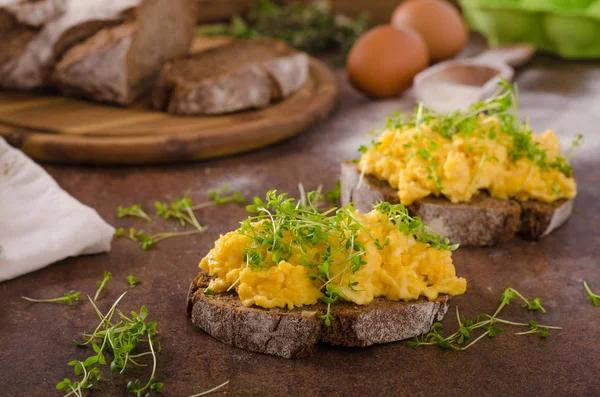 Sahanda yumurta, kepekli ekmek — Stok fotoğraf