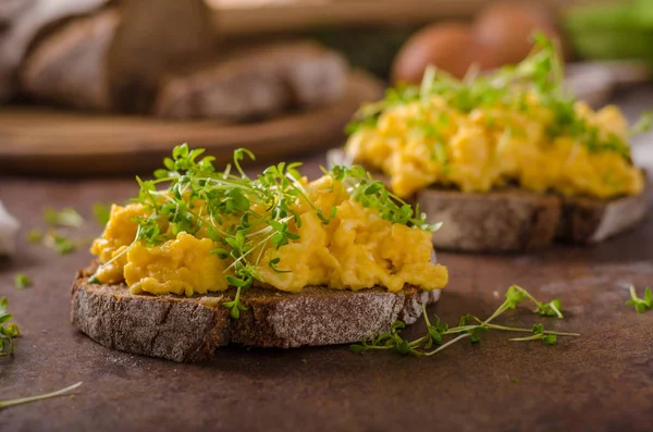 Sahanda yumurta, kepekli ekmek