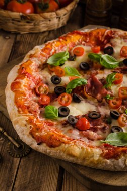Rustik pizza domates, peynir, salam