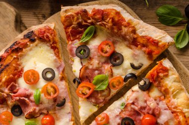 Rustik pizza domates, peynir, salam