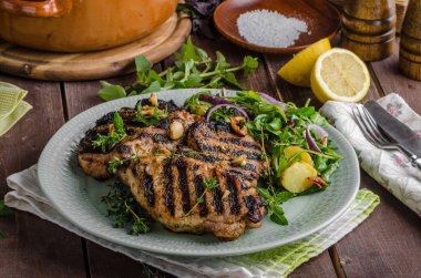 Izgara domuz pirzola marul salatası ile