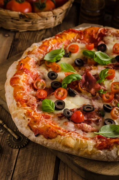 Rustik pizza domates, peynir, salam