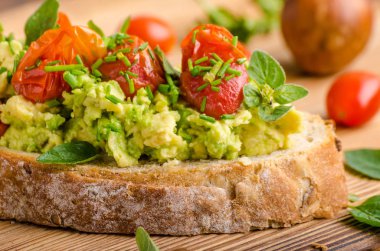 Avokado ile domates yaymak