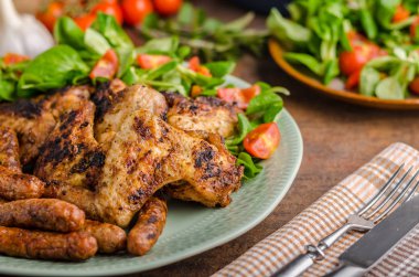 Izgara tavuk kanadı ve sosis