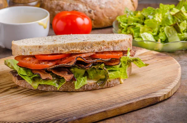 Marul ile BLT sandviç