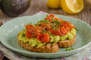 Avokado ile domates yaymak