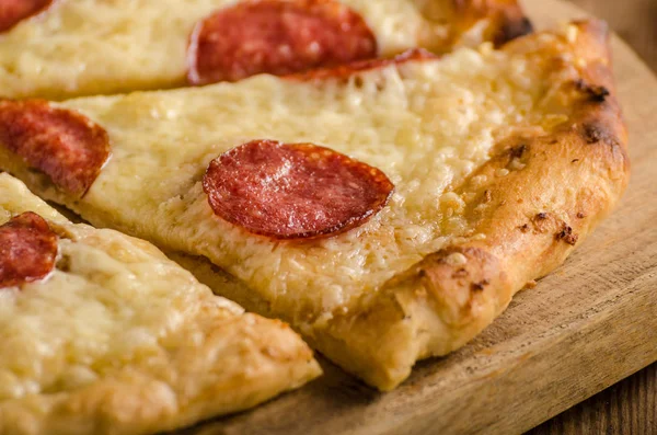 Rustikální pizza s rajčaty, sýr, salám — Stock fotografie