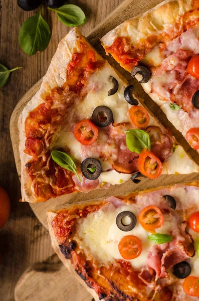 Rustik pizza domates, peynir, salam