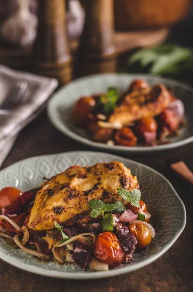 Kavrulmuş sebze ile ızgara tavuk biftek