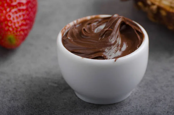 Nutella ile kepekli ekmek yaymak — Stok fotoğraf