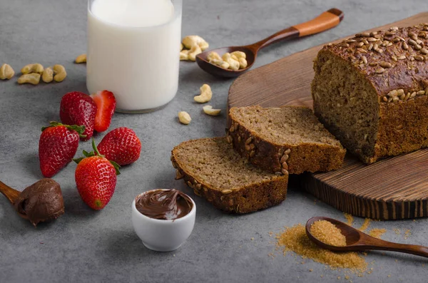 Nutella ile kepekli ekmek yaymak