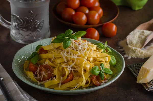 Sémola de pasta con tomates y queso parmesano —  Fotos de Stock