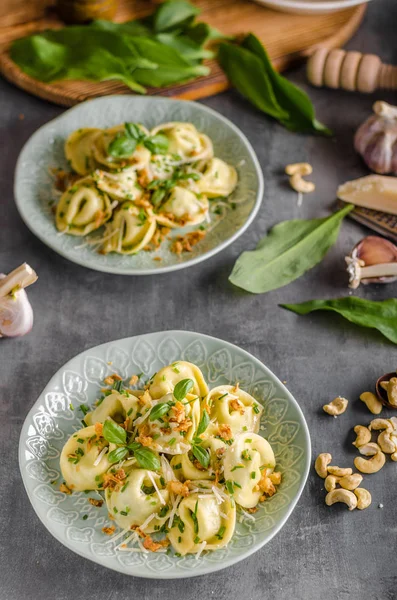 Alho e espinafre Tortellini recheados — Fotografia de Stock