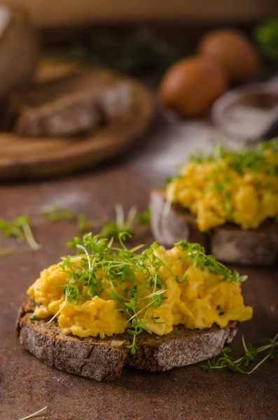 Huevos revueltos, pan integral —  Fotos de Stock