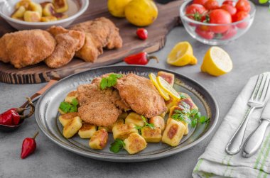 Şnitzel limon ve gnocchi ile orijinal kızarmış