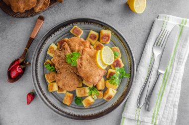 Şnitzel limon ve gnocchi ile orijinal kızarmış