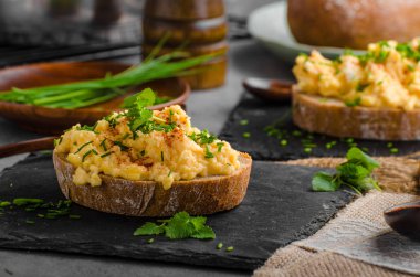 Scrambledd yumurta bıçak ve biber ile