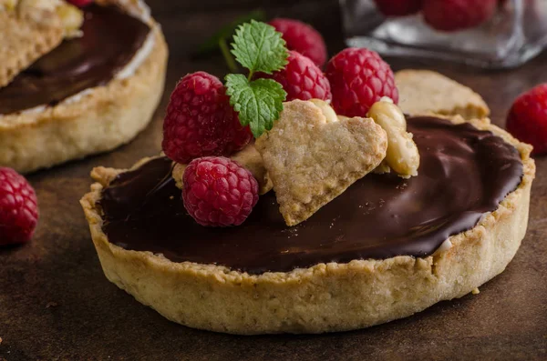 Tartaletas de chocolate con nueces —  Fotos de Stock