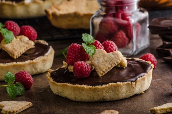 Tartaletas de chocolate con nueces —  Fotos de Stock