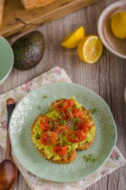 Avokado ile domates yaymak