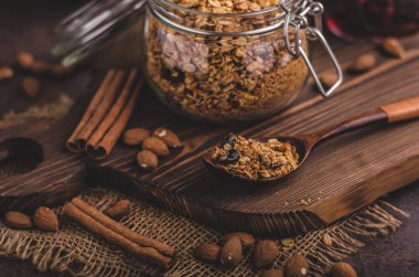 Çilek ile pişmiş granola