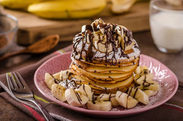 Panquecas americanas com banana, chocolate — Fotografia de Stock