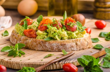 Avokado ile domates yaymak