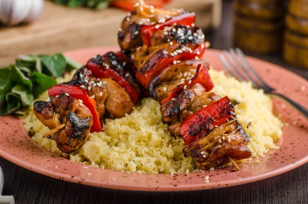 Kipspiesjes zeggen saus — Stockfoto