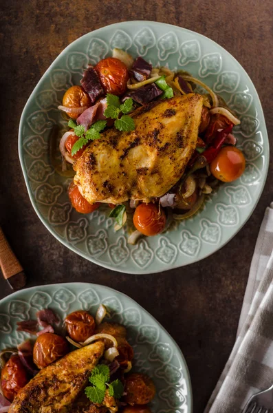 Filete de pollo a la parrilla con verduras asadas — Foto de Stock